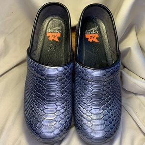 NWOT Dansko XP leather snake skin blue metallic pattern clogs